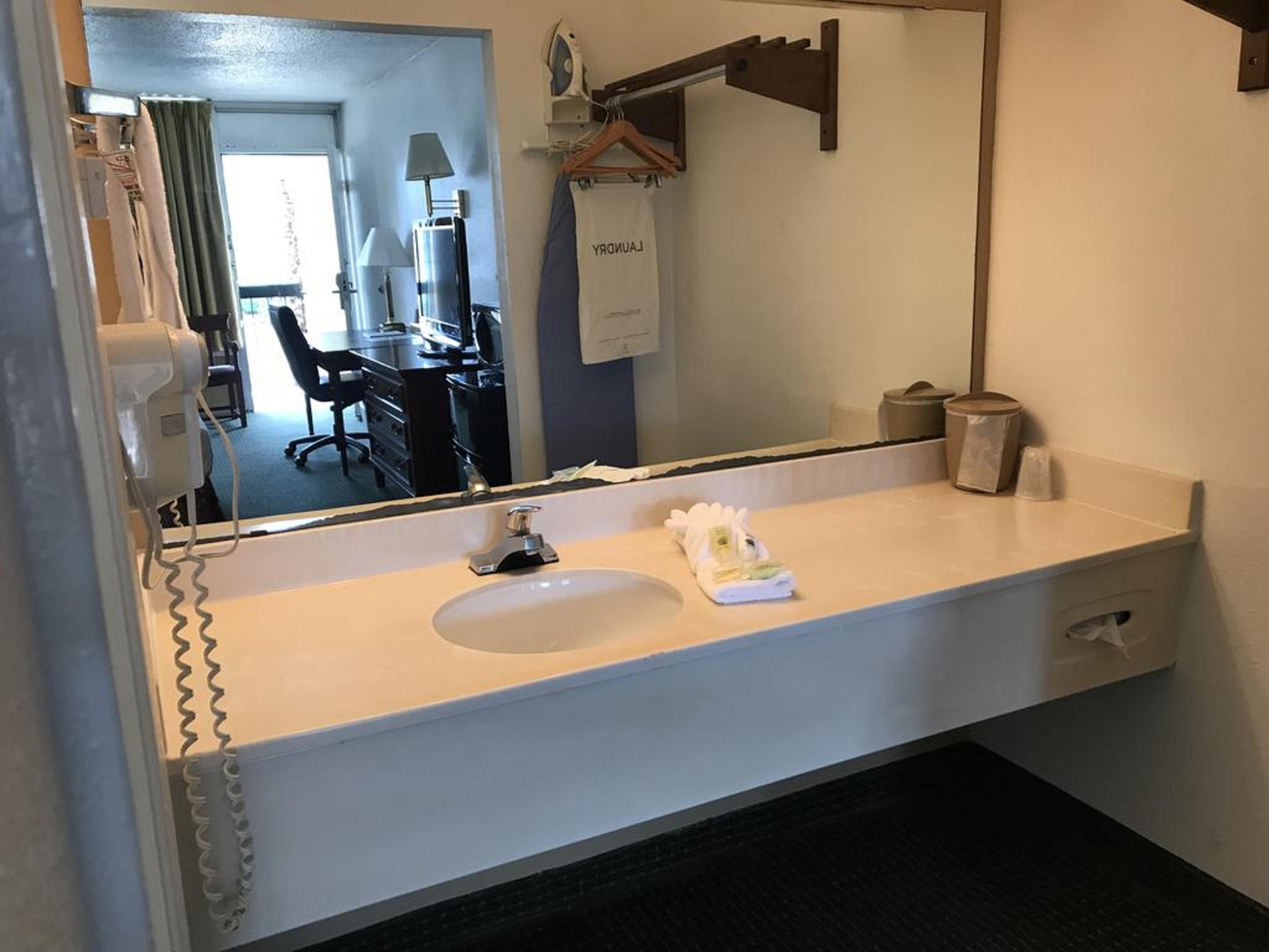 Carmel Inn And Suites Тибодо Экстерьер фото