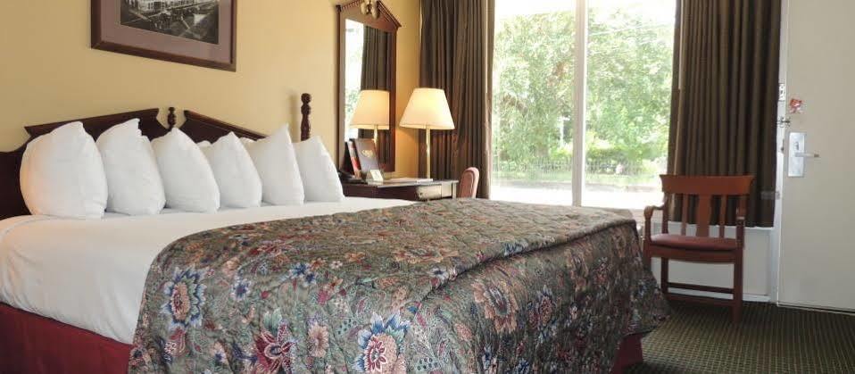 Carmel Inn And Suites Тибодо Экстерьер фото